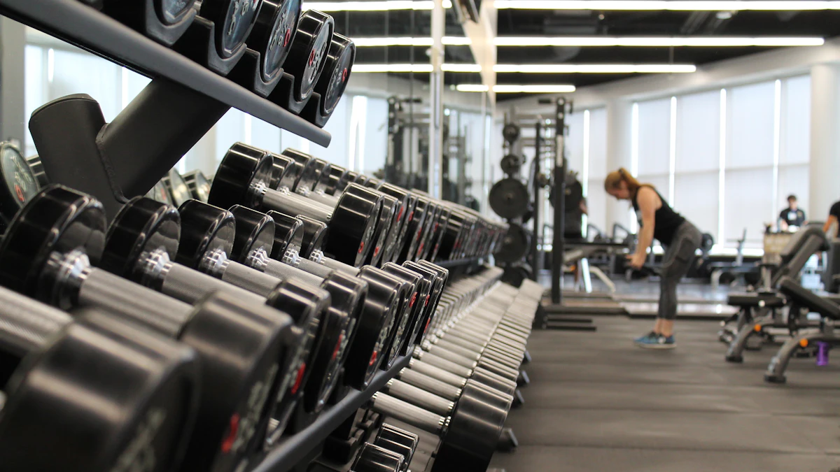 Mulher em pé entre equipamentos de academia