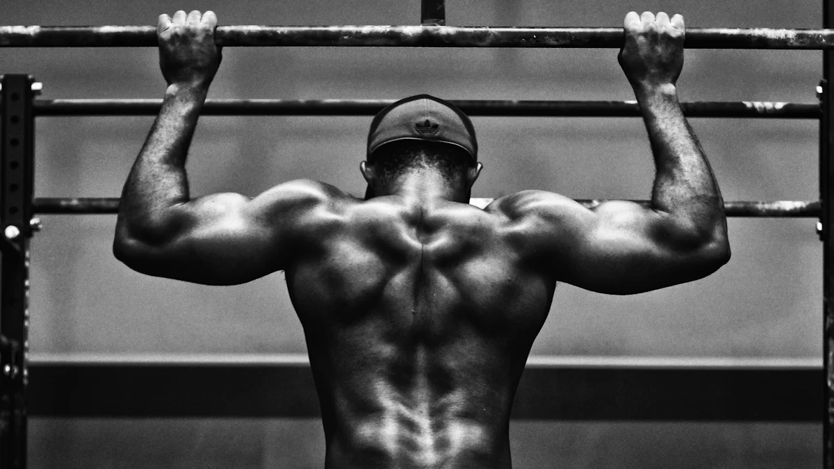 Homem treinando na academia, em preto e branco