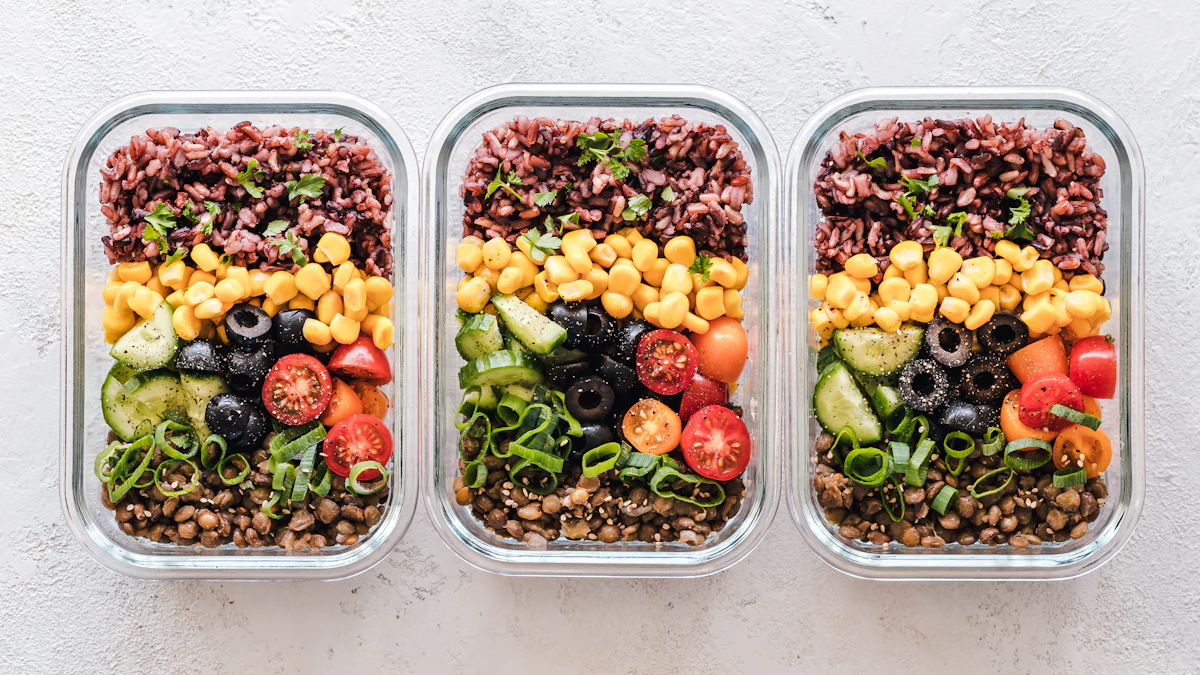 Marmitas de vidro com arroz, legumes e proteína